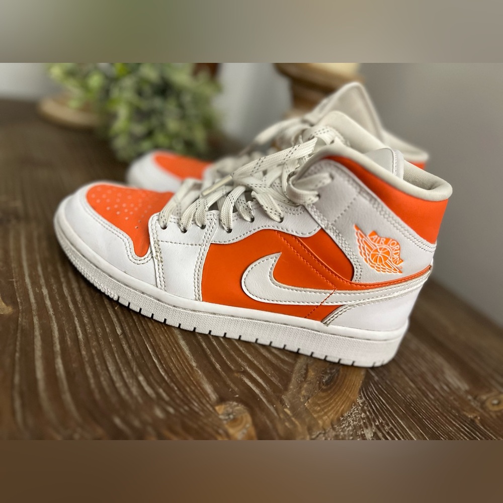 Air Jordan 1 Mid SE Bright Citrus Women’s Size 6 Electro Orange in Box - Picture 13 of 16